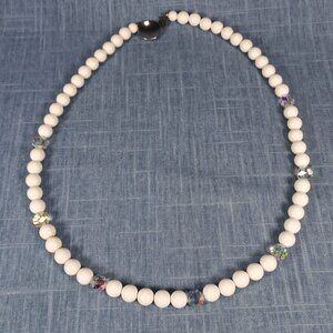 1950s Vintage Necklace with a Single Row of Pearl Beads and 7 Crystals